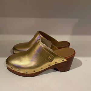 Aerosoles Gold Clogs Size 7.5